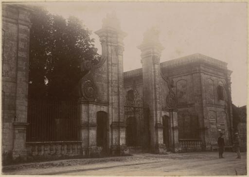 La Couronne. - L'abbaye Notre-Dame : le portail d'entrée (vue 1), les ruines de l'église abbatiale (vues 2-4).